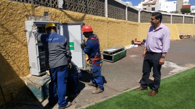 El concejal Diego Ojeda supervisa los trabajos que acomete Elecnor (Foto TA)