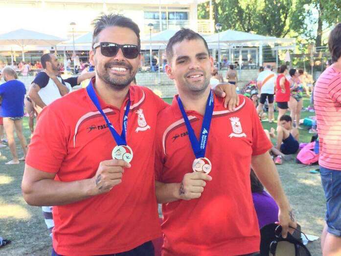 Miguel Santana y Alberto Suárez, posan orgullosos con las medallas (Foto TA)