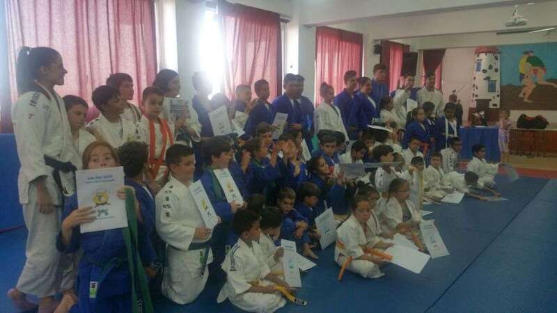 La entrega de entrega de cinturones tuvo lugar en el CEIP Príncipe de Asturias (Foto TA)