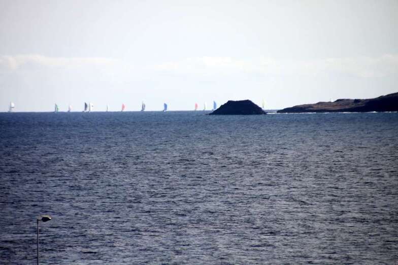 Imagen de archivo de embarcaciones cerca del Roque de Gando (Foto Jesús Ruiz Mesa)