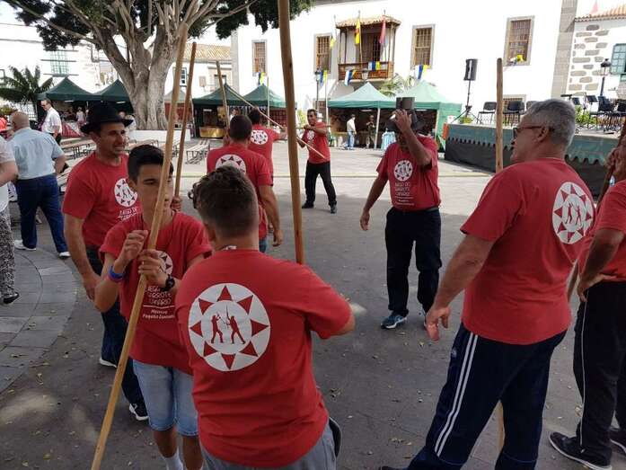 Exhibición del Juego del Garrote Tradicional en la plaza (Foto TA)