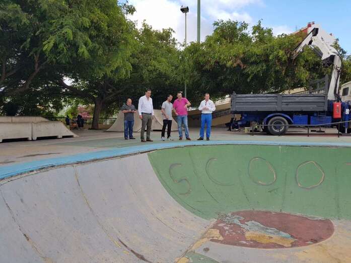 Los concejales Diego Ojeda y Eloy Santana con un representante de la AC Skateboarding de GC (Foto TA)