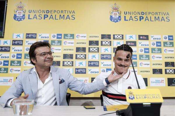 Momento de la despedida de Roque Mesa (Foto TA)