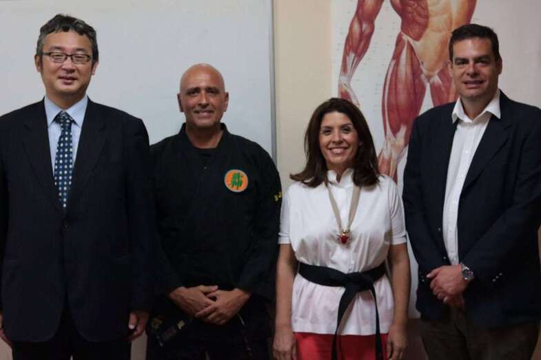 La alcaldesa con el cónsul de Japón, Pedro Fleitas y el concejal de Deportes (Foto TA)