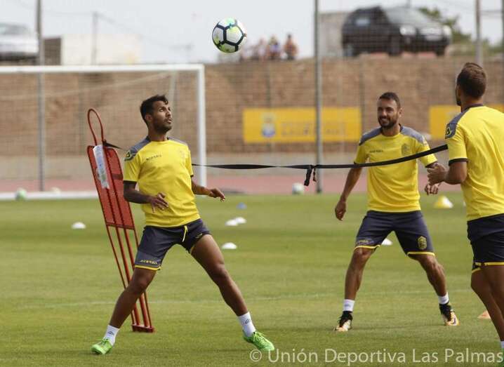 Viera, Momo y uno de los gemelos Castellano, durante la sesión de este miércoles en Telde (Foto UDLP)