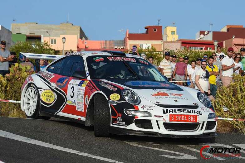 Porsche 911 conducido por Iván Armas y Tino Guerra (Foto Motoractualidad.com)