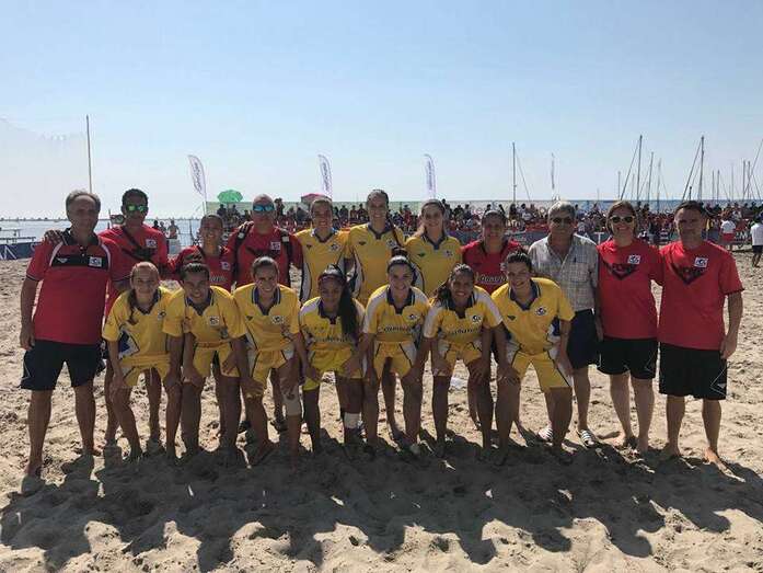 Foto de familia de la selección de Canarias de fútbol playa (Foto TA)