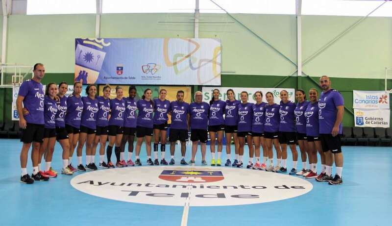 Foto de familia de la plantilla y cuerpo técnico del Rocasa (Foto TA)