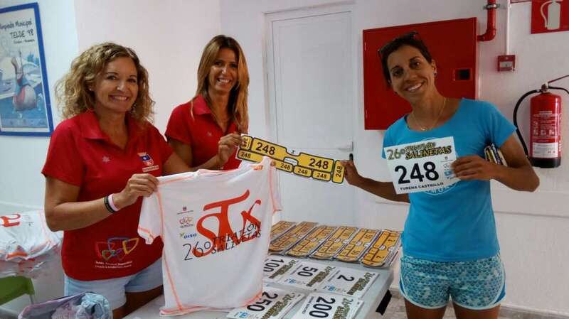 La corredora 248 recibe su dorsal (Foto TA)