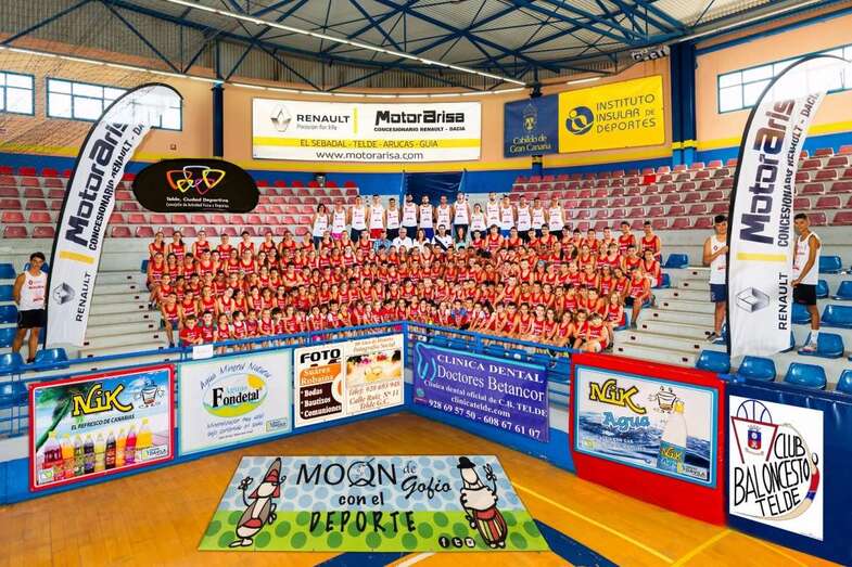 Foto de familia de los participantes en el primer turno del campus de verano con la alcaldesa Carmen Hernández (Foto TA)