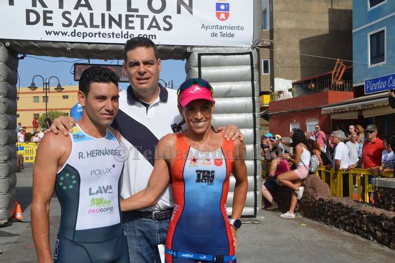 Los ganadores absolutos de la prueba con el concejal de Deportes, Diego Ojeda, a la llegada a la meta (Foto TA)