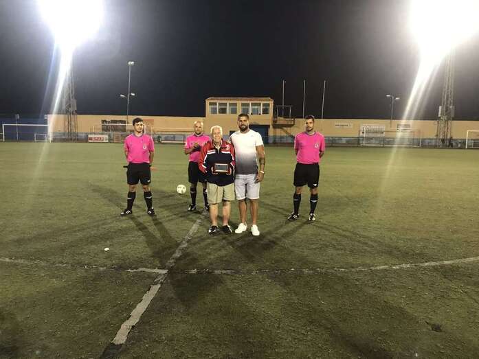La UD Telde rindió homenaje al boxeador Ferino V en los momentos previos al encuentro de esta noche (Foto TA)