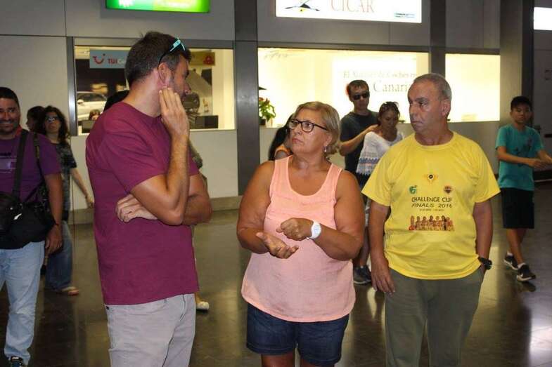 El equipo posa en Gando con la alcaldesa de Telde y el concejal de Deportes (Foto TA)