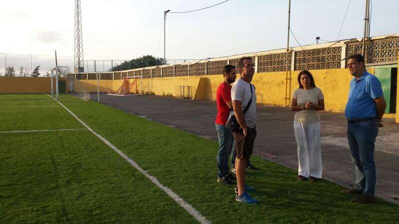 La alcaldesa y el concejal de Telde visitaron el campo de fútbol (Foto TA)
