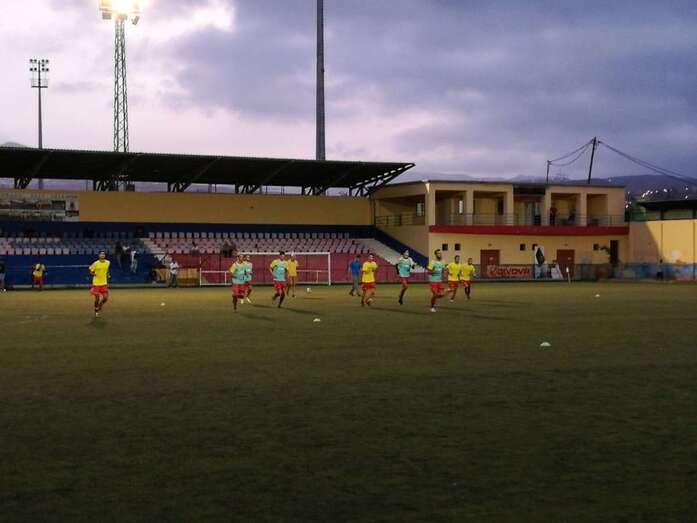 Momentos previos del partido de anoche en el Estadio Municipal Pablo Hernández (Foto TA)