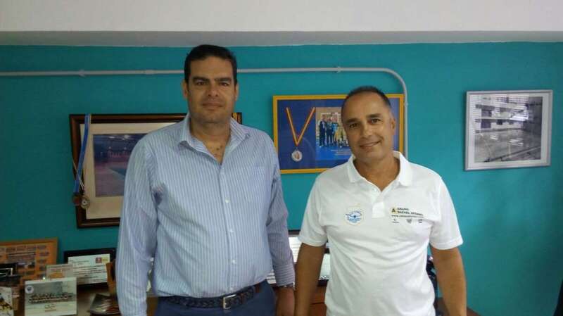 El pescador deportivo Paco Candelaria (d) y el concejal de Deportes, Diego Ojeda (Foto TA)