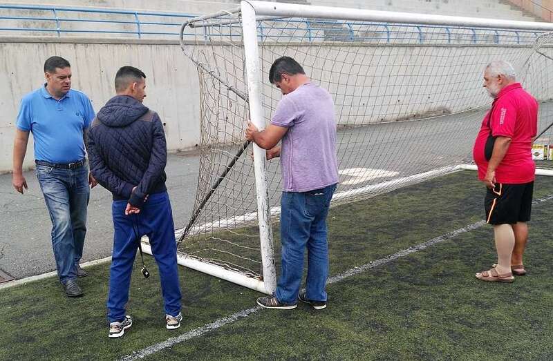 Trabajos de reparación de las porterías (Foto TA)