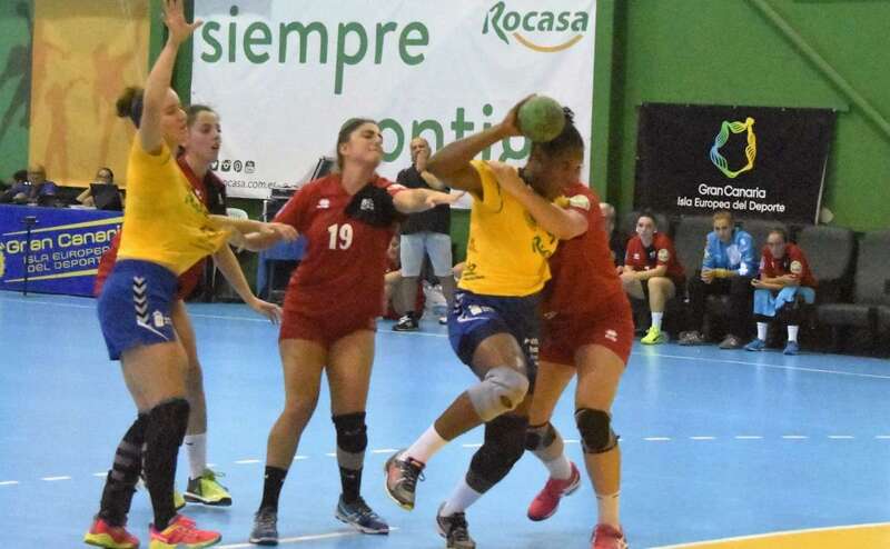 La cubana Lisandra Lussón, en uno de los lances del partido frente al Villaverde (Foto TA)