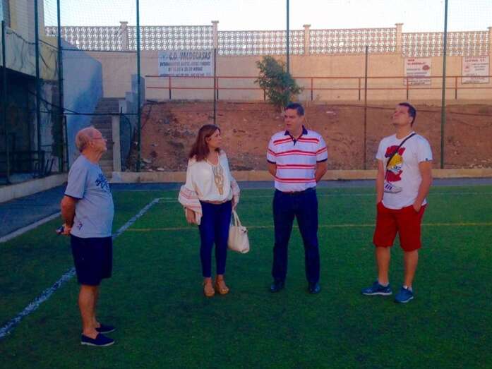 La alcaldesa Carmen Hernández, en el campo de Las Huesas (Foto TA)