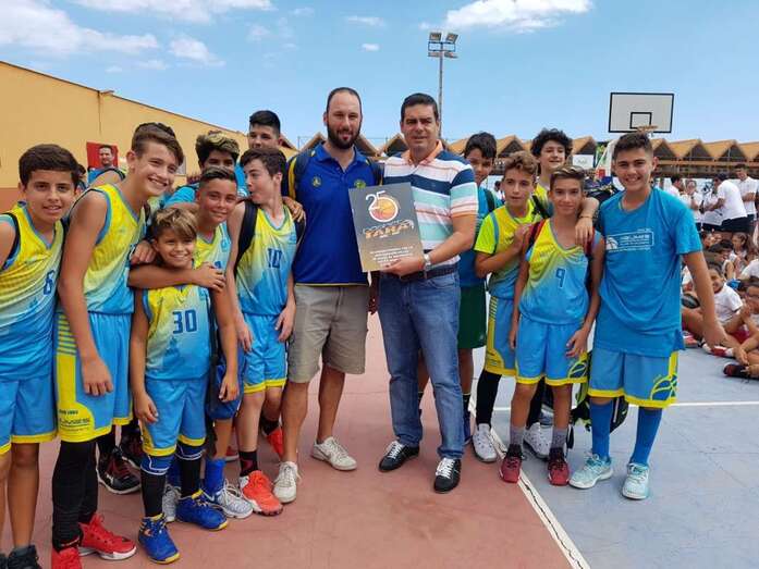 El concejal de Deportes, Diego Ojeda, asistió a la fiesta del Telde Baskét Tara (Foto TA)