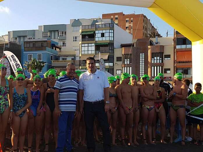Antonio Concepción, en el centro de la imagen junto a Diego Ojeda durante la salida de la travesía que lleva su nombre (Foto TA)