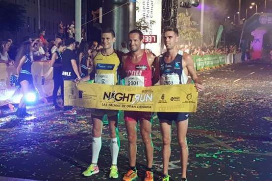 Los atletas teldenses Saúl Castro y Francisco Galindo copan la prueba reina de la V LPA NightRun (Foto TA)
