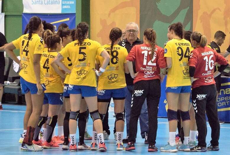 Antonio Moreno da instrucciones al equipo (Foto TA)