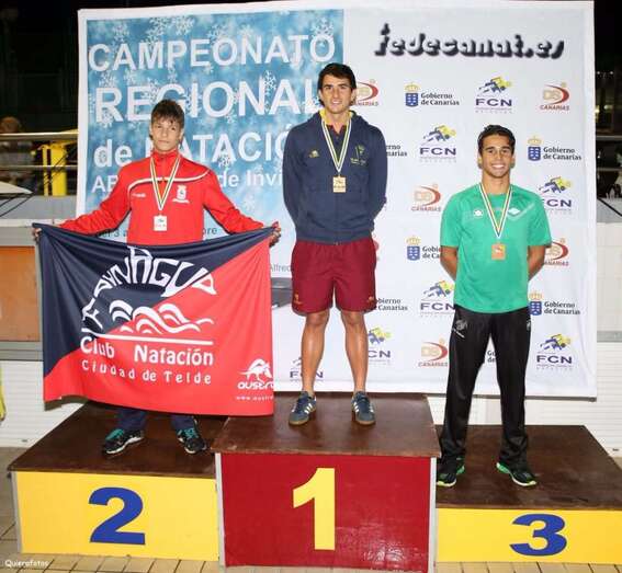 Darío López, en el podio de 400 metros estilos (Foto TA)