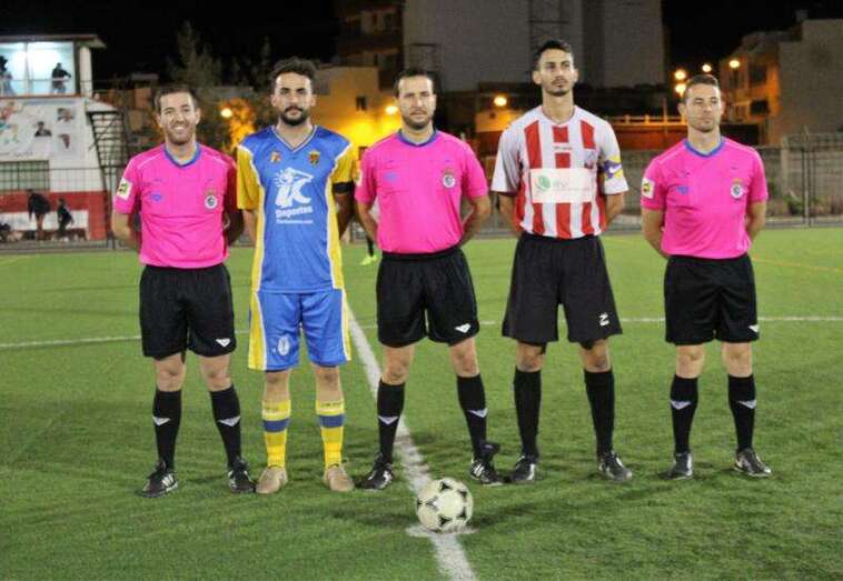Los dos capitanes con el trío arbitral (Foto Infonortedigital.com)