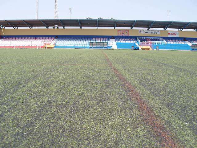 Con parte de estos fondos se sustituirá el maltrecho césped artificial del estadio Pablo Hernández (Foto TA)