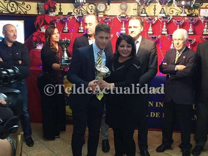 Gloria Cabrera, en la entrega de un trofeo a uno de los árbitros distinguidos (Foto TA)