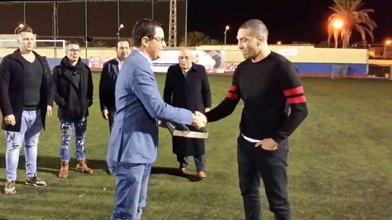 El vicepresidente del Gobierno canario, Pablo Rodríguez, entregó una placa al luchador Juanma Suárez antes del partido (Foto TA)