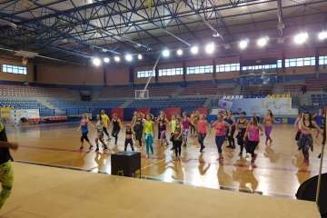 Éxito de la zumba solidaria en Telde (foto TA)