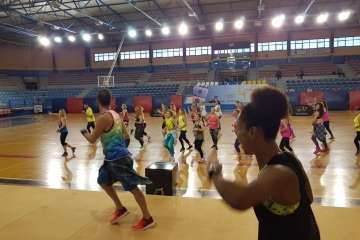 Éxito de la zumba solidaria en Telde (foto TA)