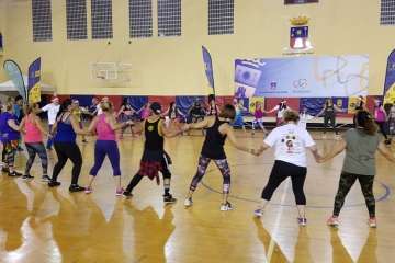 Éxito de la zumba solidaria en Telde (foto TA)