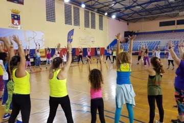Éxito de la zumba solidaria en Telde (foto TA)