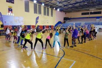 Éxito de la zumba solidaria en Telde (foto TA)