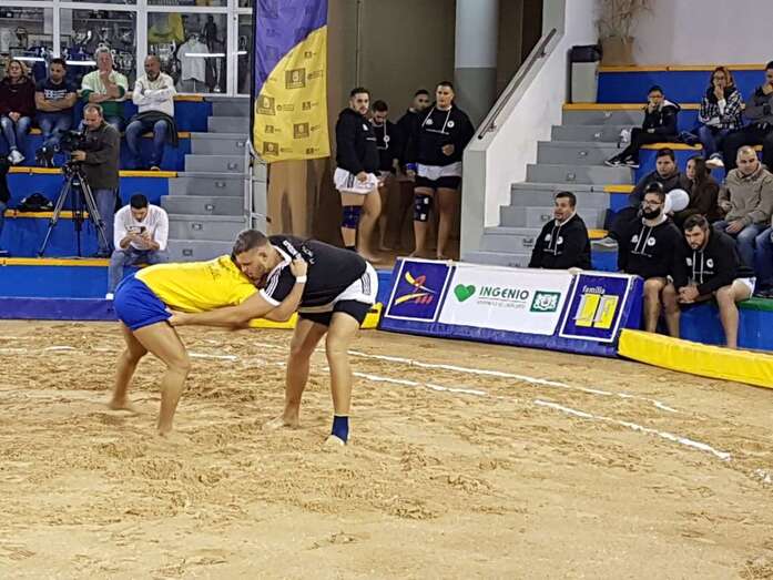 Momento de la luchada de anoche en Ingenio (Foto TA)