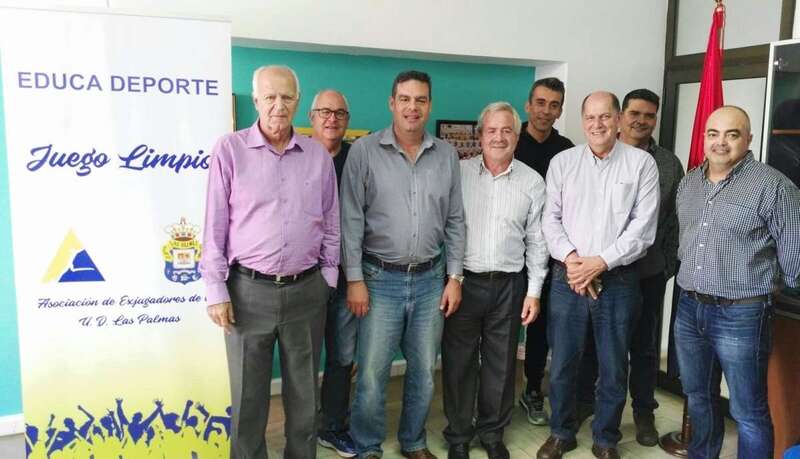 Imagen de la representación de exjugadores amarillos junto al concejal Diego Ojeda (Foto TA)