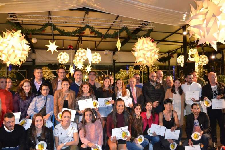 Foto de familia de los distinguidos (Foto TA)