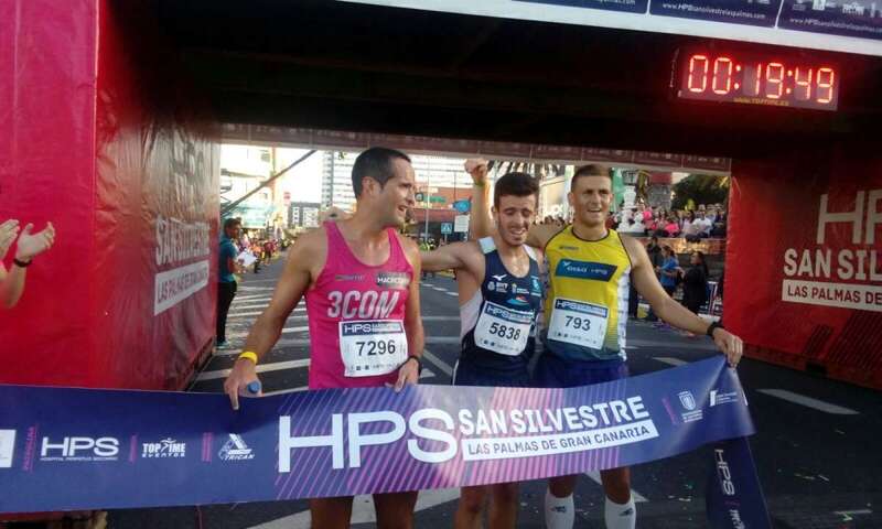 El ganador de la prueba, Alejandro Santana, flanqueado por Galindo (d) y Castro (Foto TA)