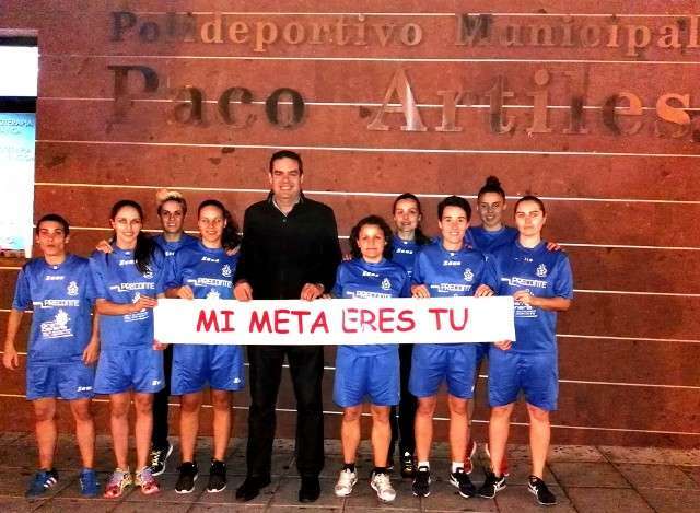 El concejal Diego Ojeda con un grupo de jóvenes atletas (Foto TA)