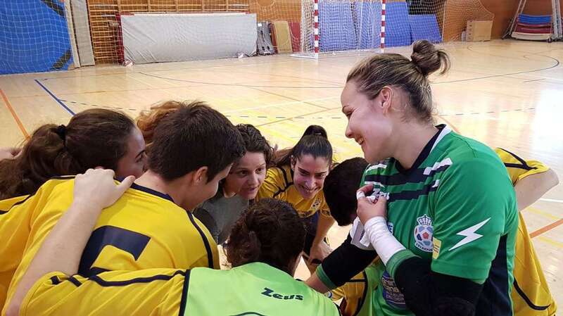 Las teldenses festejan el triunfo (Foto TA)