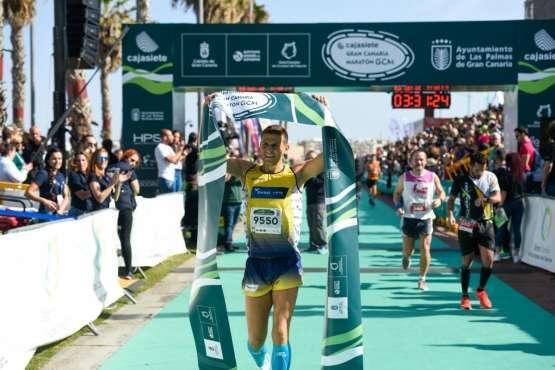 El teldense Francisco Cabrera gana la prueba de 10Km del Gran Canaria Maratón 2018 (Foto TA)