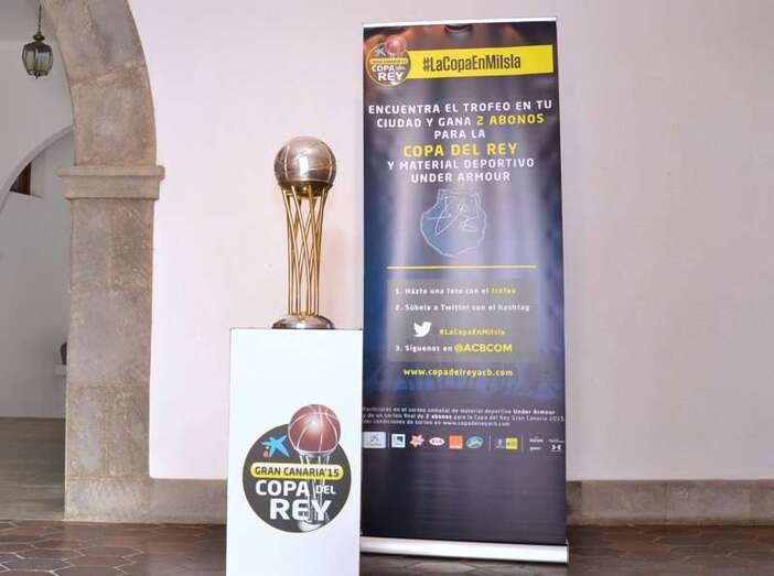 El trofeo de la Copa del Rey, en una anterior visita a Telde (Foto TA)