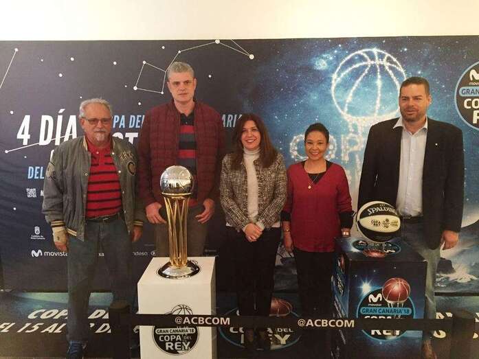 Autoridades y deportistas posan junto a la Copa del Rey y un balón del torneo (Foto TA)