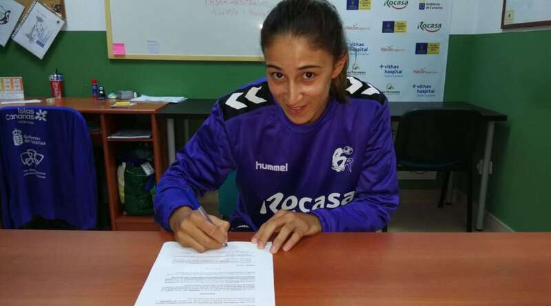 La internacional brasileña firma su contrato el club teldense (Foto TA)