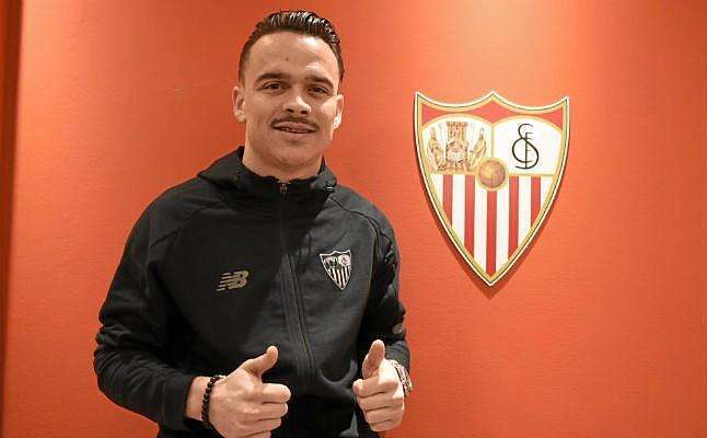 Roque Mesa, tras firmar su contrato con el Sevilla F.C.(Foto SFC)