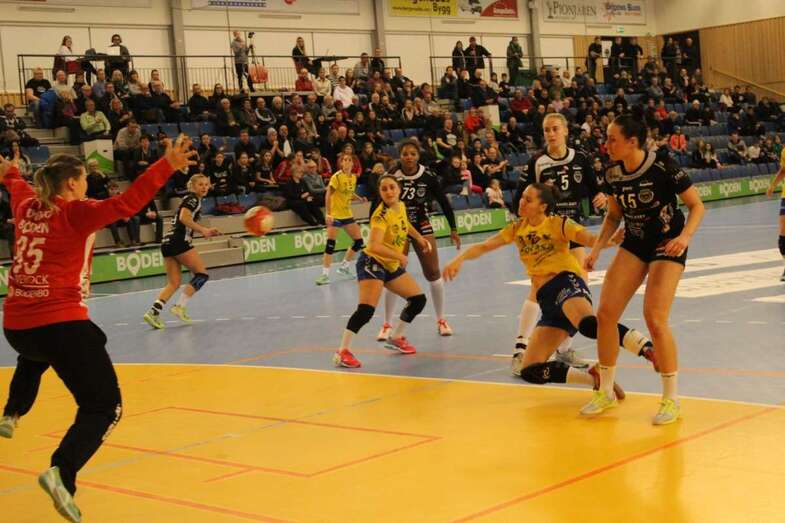 Momento del partido de esta tarde en Suecia (Foto TA)