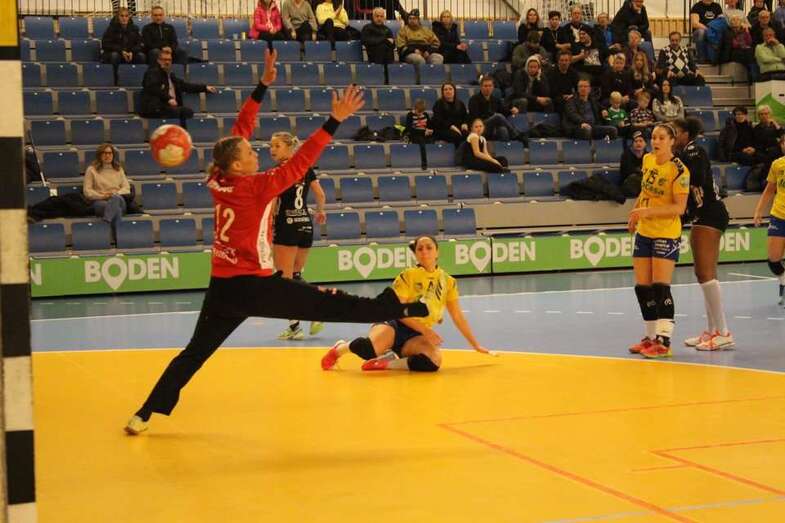 Las jugadoras teldenses Melania Falcón y Haridian Rodríguez, durante un lance del partido de ida (Foto TA)